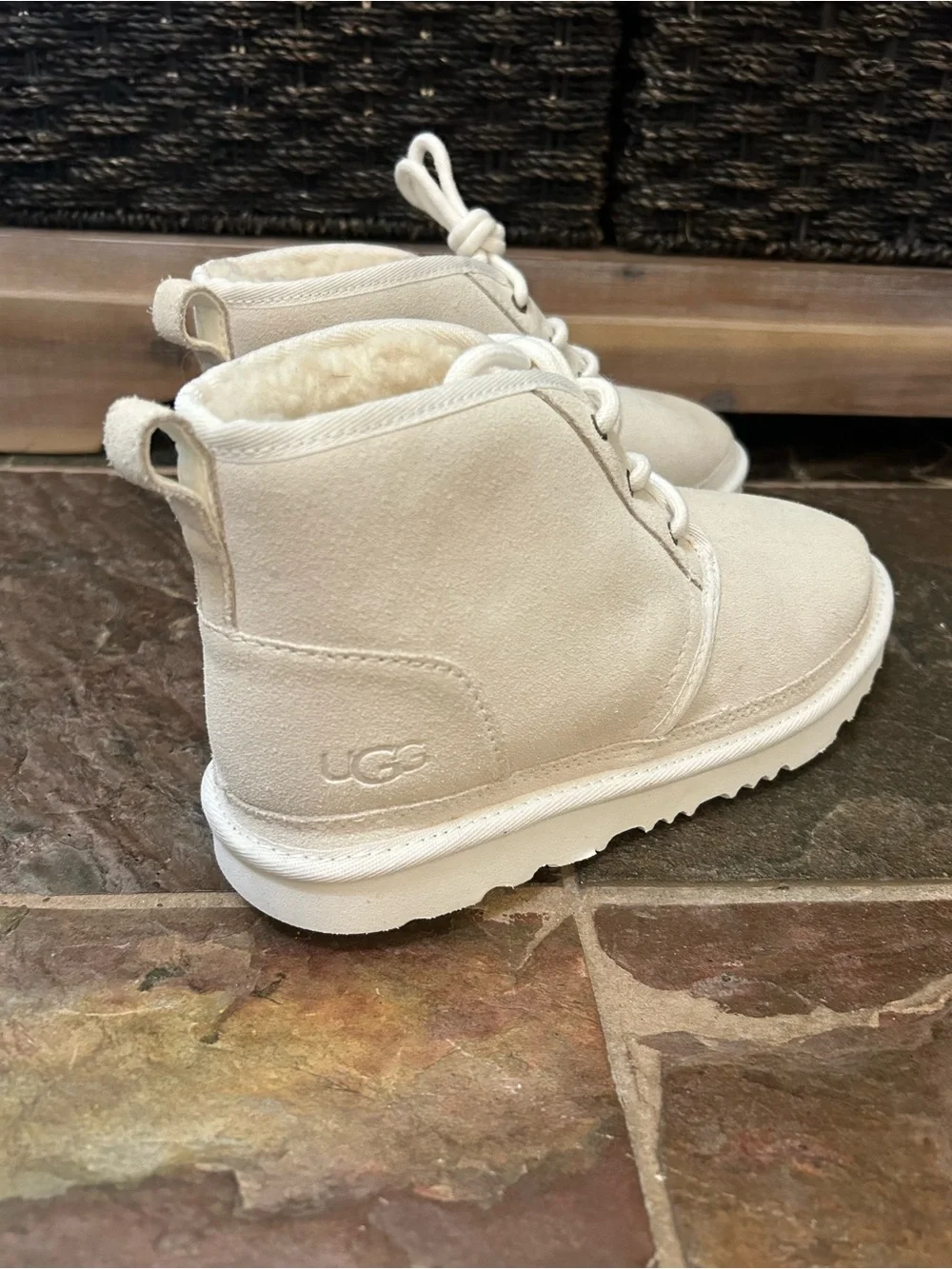 Ugg Unisex Cream Colored Chukka Suede Cozy Interior Boots, Men’s 5 Women’s 7.